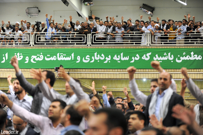 رہبر انقلاب اسلامی سے پورے ملک سے آئے ہوئے ہزاروں افراد کی ملاقات