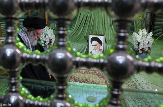 حضور در مرقد بنیانگذار جمهوری اسلامی ایران در آغاز جشن‌های دهه فجر