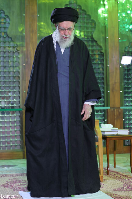 حضور در مرقد بنیانگذار جمهوری اسلامی ایران در آغاز جشن‌های دهه فجر