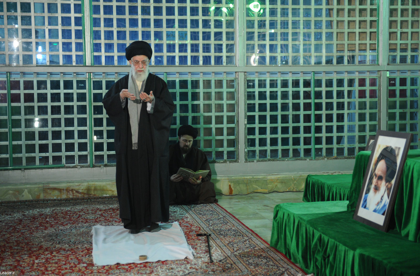 Что читает имам. Аятолла Хомейни могила. Имам Хомейни и имам Хаменеи. Мавзолей имама Хомейни. Гробницы имама Хомейни.