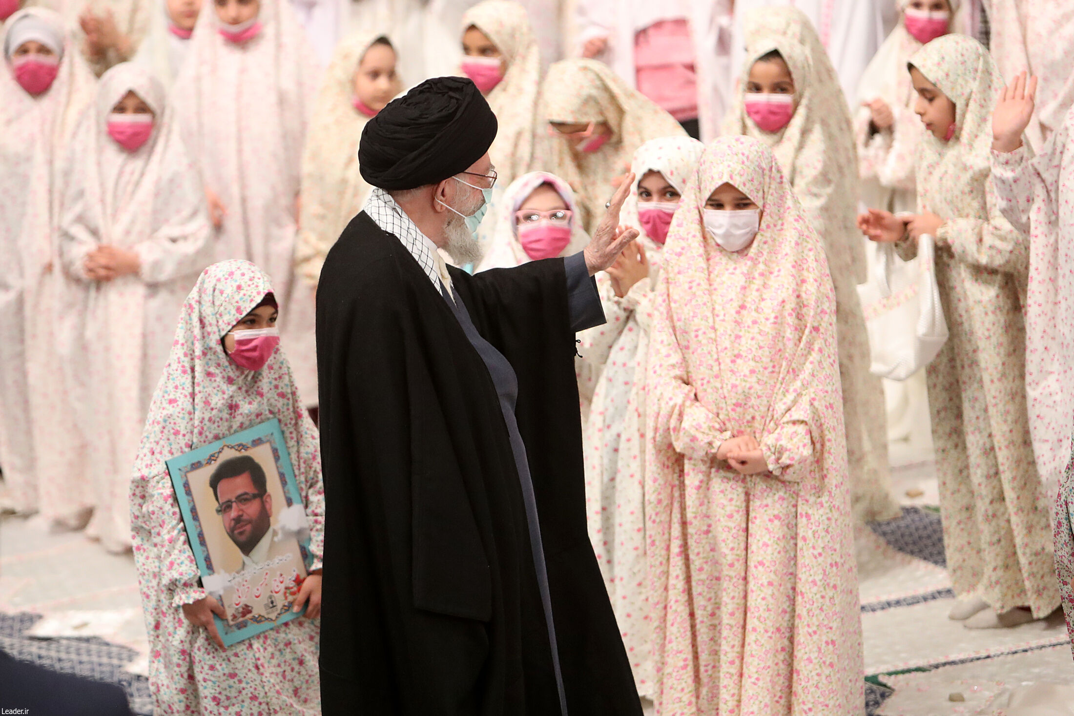 تصاویر جالب از دیدار صمیمانه رهبر انقلاب با دختران دانش‌آموز