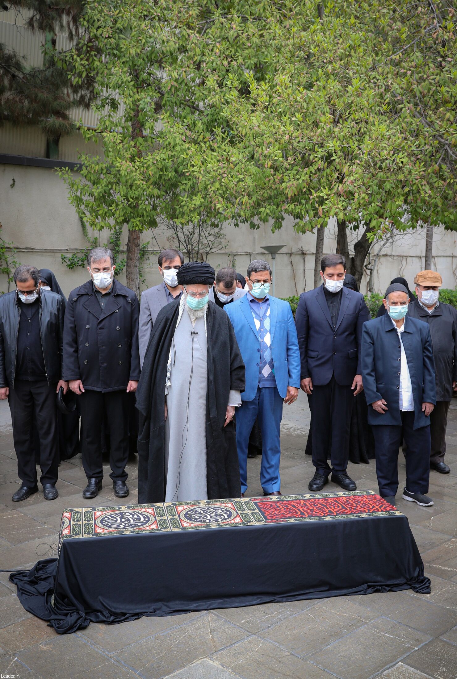 رهبر انقلاب بر پیکر مرحوم حسن غفوری‌فرد اقامه نماز کردند + تصاویر