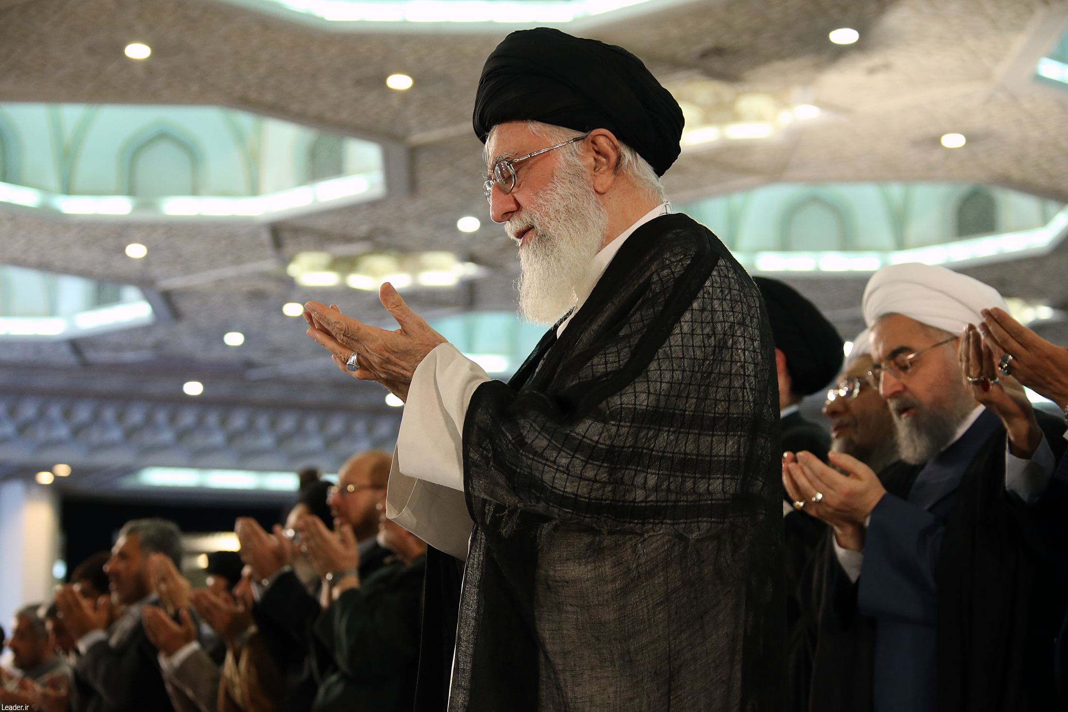 Имам шиитов. Имам Хаменеи намаз. Шиитские имамы.