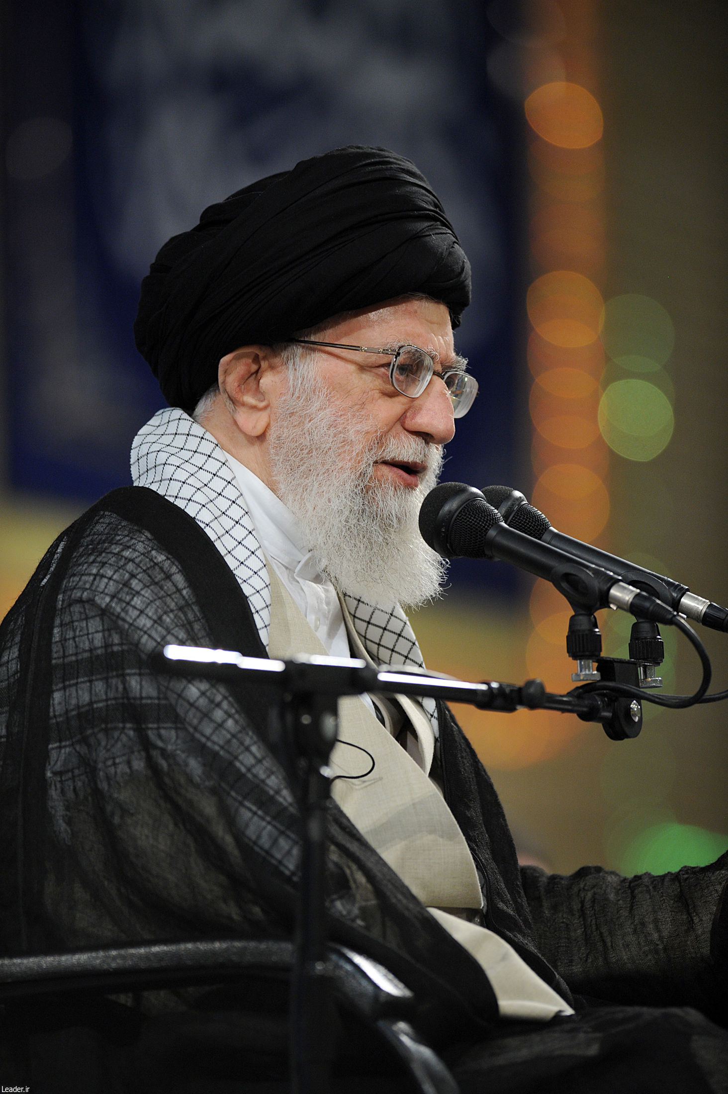 Ayatollah Khamenei receives hundreds of university students :: Leader.ir
