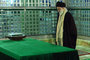 Rahbar Menghadiri Makam Suci Imam Khomeini ra