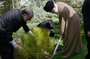 رہبر معظم نے ہفتہ ماحولیات کی مناسبت سے دو پودوں کو کاشت کیا